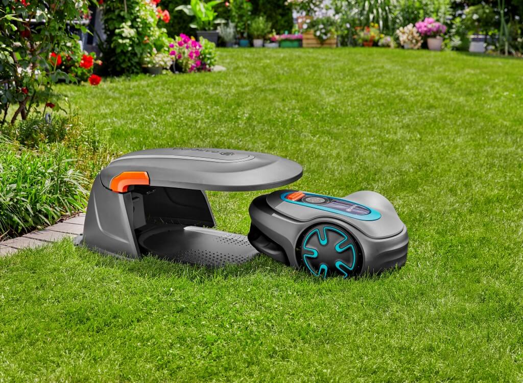 Image de la tondeuse Gardena Sileno qui se dirige automatiquement vers la station de recharge