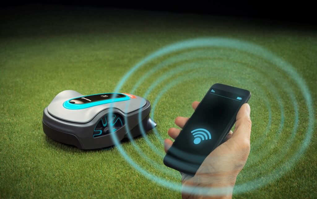 Image d'un téléphone intelligent qui est utilisé pour contrôler le robot tondeuse Gardena Sileno. Un robot intelligent et connecté.