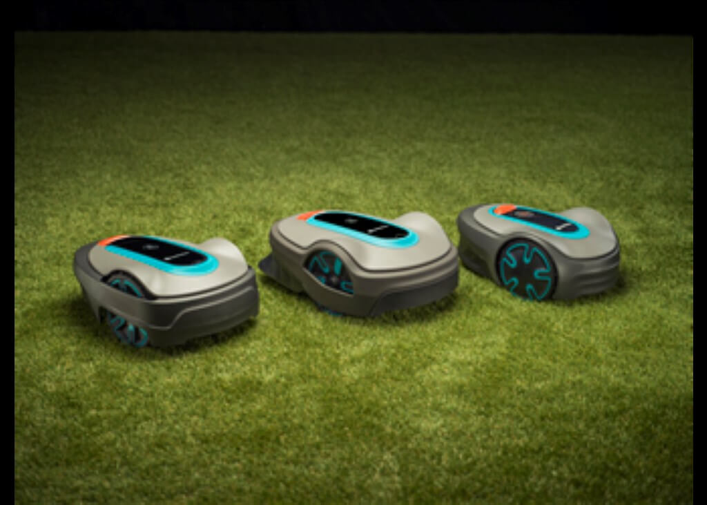 Image des trois modèles de tondeuse robot Gardena Sileno côte-à-côte.